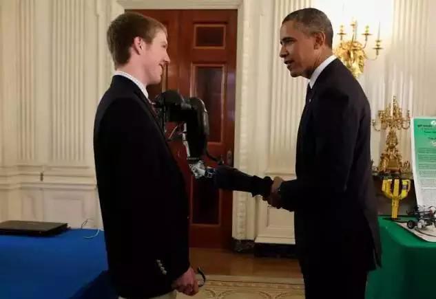 19歲少年發(fā)明了用意念控制手臂，震驚世界！