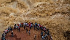 云南虎跳峽“超級(jí)山洪”：游客淡定拍照，作死